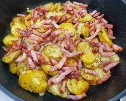 rôti patates avec Bacon oignons et épices photo