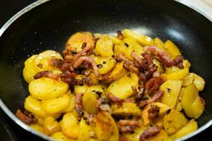 rôti patates avec Bacon oignons et épices photo
