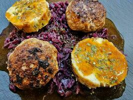 frit Boulettes de viande avec chou et persil patates photo