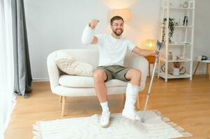 réussi réhabilitation et récupération de gens après physique blessure tel comme OS fracture dans voiture ou Accueil accident photo