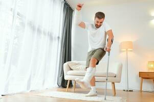 content homme récupération de accident fracture cassé OS blessure avec jambe et bras. social Sécurité et santé Assurance concept photo