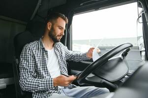 logistique, livraison voiture et homme avec presse-papiers formalités administratives ou liste de contrôle pour action, produit Distribution ou livraison Info. la fourniture chaîne industrie, courrier un service et content van ou un camion chauffeur fonctionnement. photo