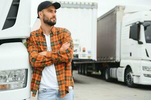 portrait de sur de soi un camion chauffeur sur parking parcelle. copie espace photo