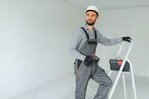 portrait de une constructeur sur une construction site à l'intérieur photo