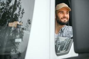 chauffeur de camion assis dans la cabine photo