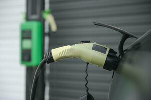 câble d'alimentation pompe brancher l'alimentation de charge au véhicule électrique voiture ev photo