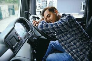 portrait de fatigué Indien un camion chauffeur sentiment somnolent et malade. photo