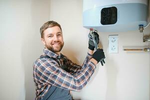 professionnel ingénieur installation une Naturel gaz Chaudière à maison, il est vérification le tuyaux photo