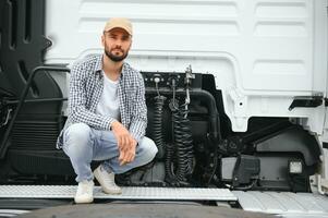 vue de une chauffeur de liaison le Puissance câbles à bande annonce de une commercial un camion photo