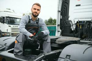 homme dans uniforme. un camion réparation. voiture mauvais fonctionnement. photo