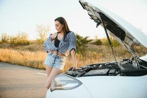 triste femme déprimé ne pas connaissance quoi à faire avec cassé voiture photo