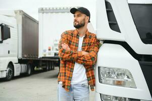 Hommes chauffeur près camion camion. homme propriétaire un camion chauffeur près camion. homme camionneur camionnage propriétaire. transport industrie Véhicules. Beau homme chauffeur de face de camion. photo