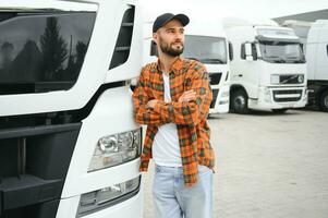 portrait de Jeune barbu camionneur permanent par le sien un camion véhicule. transport service. un camion chauffeur emploi photo