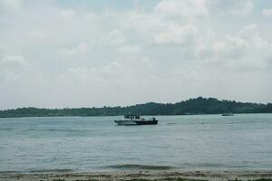 bateau sur côtier plage rive photo