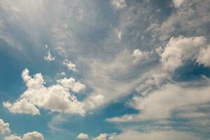 calme bleu ciel avec des nuages photo