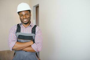 portrait de un africain américain construction ouvrier sur emplacement photo