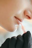 bannière processus femme appliquant permanent tatouage maquillage sur lèvres dans esthéticien salon photo