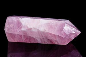 cristal de quartz rose minéral macro sur fond noir photo