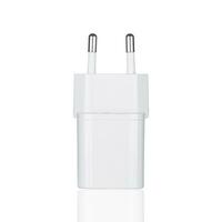 réseau adaptateur 220v USB mise en charge sur une blanc Contexte photo