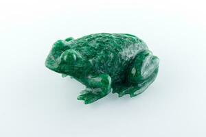 magnifique figurine de une crapaud fabriqué de malachite sur une blanc Contexte photo