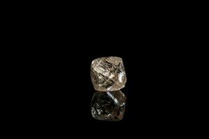 macro minéral pierre diamant sur une noir Contexte photo