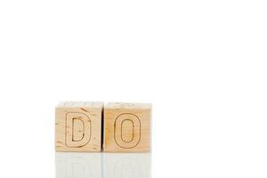 en bois cubes avec des lettres faire sur une blanc Contexte photo