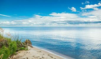 magnifique paysage de le mer contre le Contexte de une bleu ciel avec des nuages photo