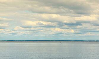 magnifique paysage de le mer contre le Contexte de une bleu ciel avec des nuages photo