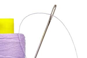 macro écheveau de fil violet couleurs avec une aiguille sur une blanc Contexte photo