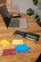 crédit cartes dans le portefeuille portable ouvert accès pour en ligne achats dans une moderne maison photo