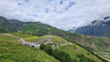 le monastère de cminda sameba à le géorgien collines de monter Kazbek dans le Caucase. photo