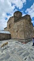 le monastère de cminda sameba à le géorgien collines de monter Kazbek dans le Caucase. photo