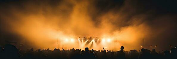 ai généré énergique vivre la musique concert avec une foule de Ventilateurs applaudissement et dansant en dessous de le lueur de étape lumières. photo