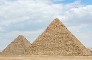 une magnifique image de le pyramides dans gizeh, Egypte photo