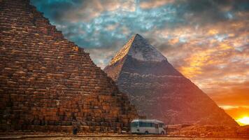 une magnifique image de le pyramides dans gizeh, Egypte à le coucher du soleil photo