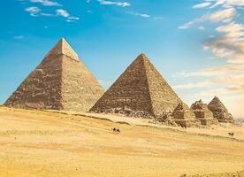 une magnifique image de le pyramides dans gizeh, Egypte photo