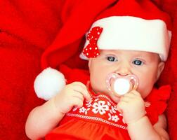 nouveau née fille portant Père Noël chapeau photo