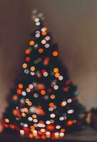 magnifique bokeh de une décoré Noël arbre photo