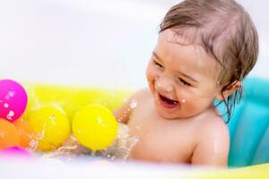 excité garçon dans le une baignoire photo