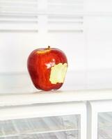mordu Pomme dans le frigo photo