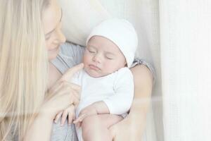 Jeune mère avec une bébé photo