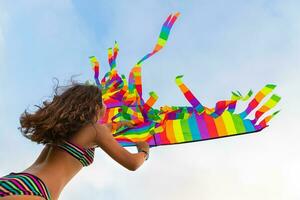 content fille avec cerf-volant sur le plage photo