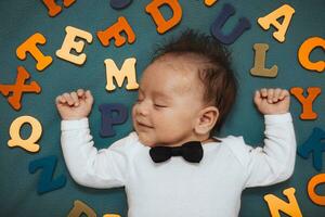 sucré bébé garçon rêver à propos école photo