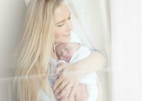 Jeune mère avec une bébé photo