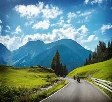 groupe de motards dans le montagnes photo