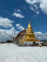 thaïlandais temple exceptionnel sur bleu ciel vue Contexte photo