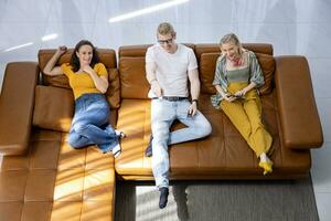 caucasien ami et famille sont dépenses temps ensemble en train de regarder film dans vivant pièce à Accueil pour fin de semaine et vacances Activités dans loisir et bonheur photo