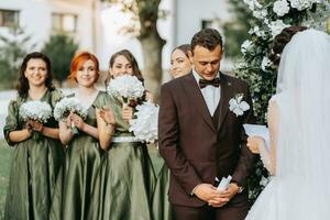 magnifique mariage couple sur le mariage l'automne cérémonie. le rond cambre est décoré avec blanc fleurs photo