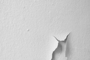 extérieur béton blanc mur texture avec peeling et fissure peinture, cassée rugueux ciment surface, gris bâtiment mur avec craquer plâtre photo