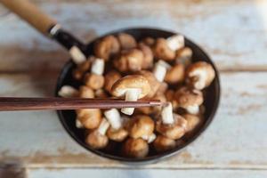 champignons shiitake frais dans une casserole pour la cuisson